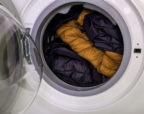 Jak prać kurtkę puchową, żeby jej nie zniszczyć? Czysta, pachnąca i bez zbitego pierza