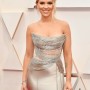 Domy sław, Scarlett Johansson sprzedaje swój dom. - Oprócz penthouse'u, który aktorka kupiła na krótko przed ślubem ze swoim pierwszym mężem, Ryanem Reynoldsem, posiadłości Johanssona obejmują również pokrytą bluszczem willę w sennej (i ulubionej przez celebrytów) enklawie Snedens Landing w stanie Nowy Jork, po drugiej stronie rzeki Hudson, którą kupiła za 4 miliony dolarów w 2018 roku.

Kilka lat wcześniej, w 2013 roku, niedługo przed zaręczynami ze swoim drugim mężem, francuskim dyrektorem ds. Reklamy, Romainem Dauriacem, zapłaciła 2,2 miliona dolarów za 1,5-akrowy teren w wiosce Amagansett w Hamptons. W następnym roku za prawie 3,9 miliona dolarów kupiła elegancką willę z lat czterdziestych XX wieku,  zlokalizowaną na wzgórzu Hollywood.

Zdjęcie: Amy Sussman/Getty AFP/East News