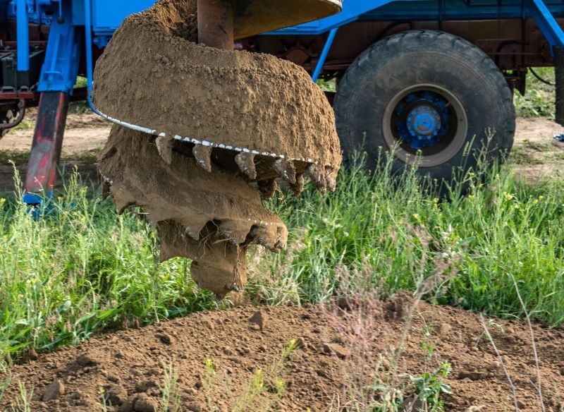 Badanie gruntu to niezbędny etap budowy studni chłonnej.