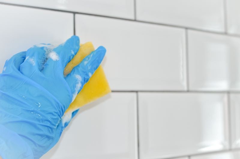 Nawet w pozornie czystej łazience na fugach może rozwijać się grzyb.