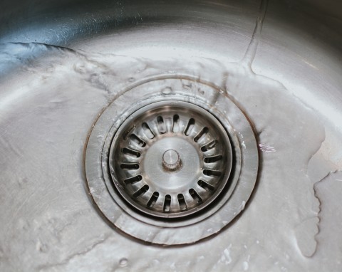 Dlaczego nie wolno wlewać wrzątku do zlewu? Zagrożenie, o którym mało kto wie