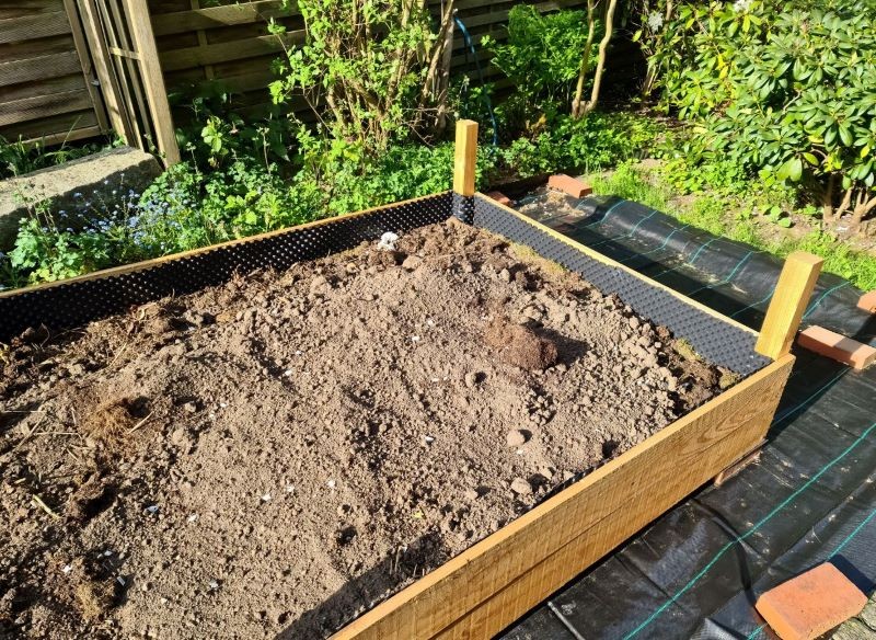 Grządka typu „lasagne” składa się z wielu warstw materii organicznej.