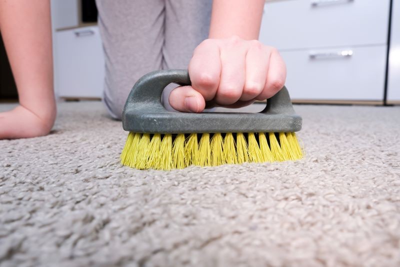Jeśli chcemy dobrze wyczyścić dywan, nie powinniśmy go nadmiernie moczyć.