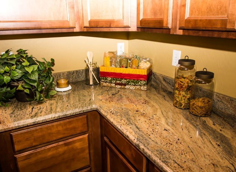 Blat z granitu jest niezwykle trwały, ale pewne czynności go niszczą.