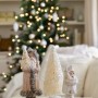 Dekoracje, Bożonarodzeniowe dekoracje w odcieniach bieli i beżu - Dom przepięknie przystrojony na święta ozdobami w kolorze bieli, śmietanki i beżu. 

Fot. www.maisondecinq.com