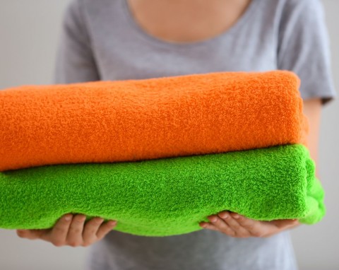 Jest w każdym domu, ale nie doceniamy. Usuwa pleśń, czyści dywany i zachowuje kolor ręczników i ubrań