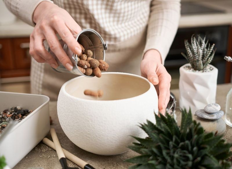 Keramzyt można wsypać na dno doniczki.