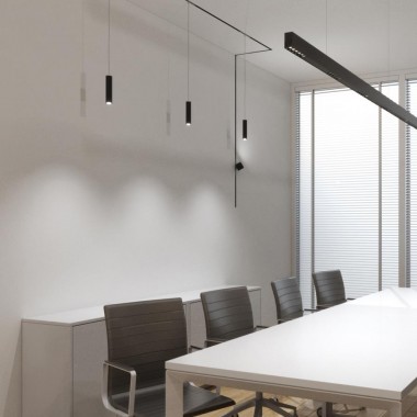 Pandemia przyczyniła się do wzrostu popularności pracy zdalnej, a ta z kolei wpłynęła na konieczność zaaranżowania komfortowej przestrzeni biurowej w naszych domach. W miejscu pracy kluczową rolę odgrywa nie tylko obszerne biurko czy wygodne krzesło. Równie ważne jest  odpowiednio dobrane oświetlenie. O czym pamiętać przy wyborze opraw oświetleniowych, które wpłyną na naszą efektywność, doskonale wiedzą eksperci polskiej marki AQForm.