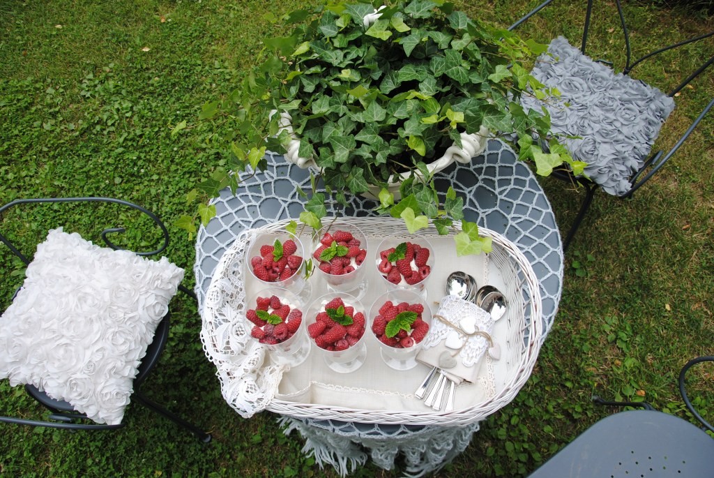 Pozostałe, Lato w moim lasku :) - to taki lekki deser : maliny ,bita śmietana z serkiem mascarpone i kajmakiem w postaci kremu i pokruszone bezy z orzeszkami :) 