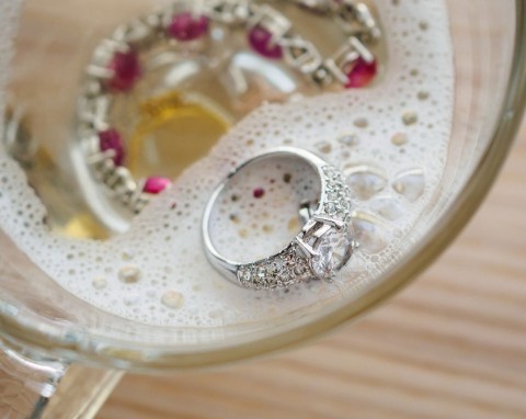 Żaden płyn od jubilera tak dobrze nie doczyści srebra. Kilka minut w kąpieli i biżuteria wygląda jak nowa