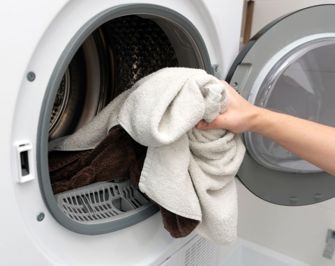 Wrzuć do pralki, gdy pierzesz ręczniki. Wreszcie przestaną nieprzyjemnie pachnieć
