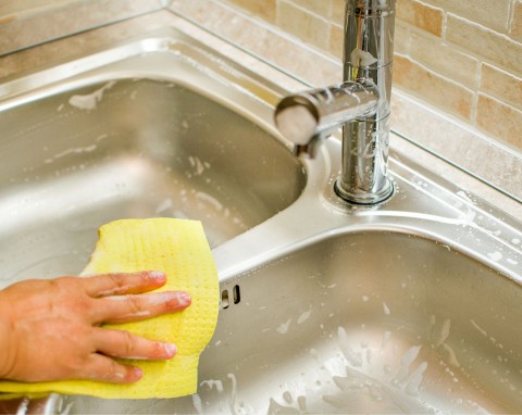 Niezły sposób na wyczyszczenie zlewu kuchennego. Schodzą wszystkie zacieki, nawet bateria lśni