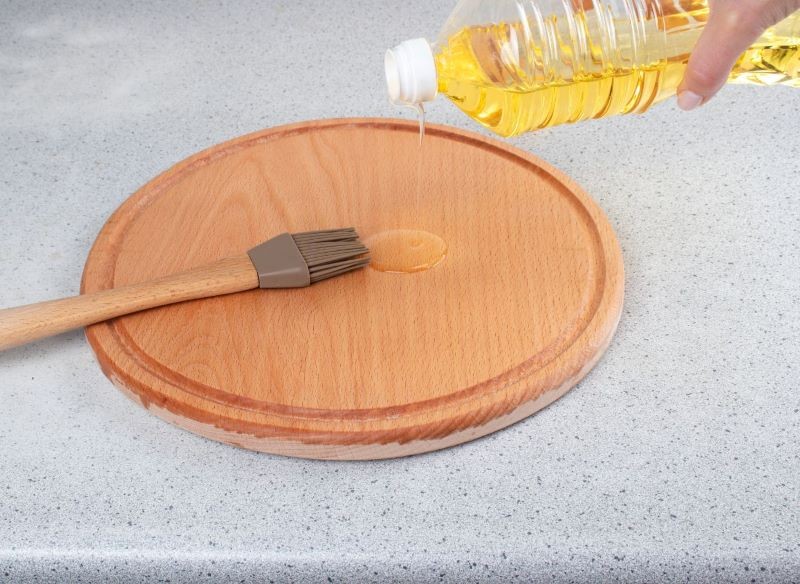 Do zaimpregnowania deski do krojenia wystarczy odrobina oleju.