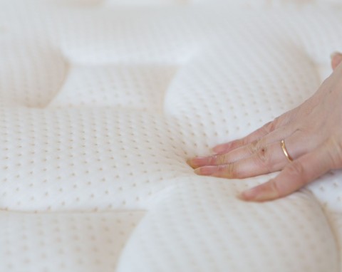 Weź z kuchni i rozsyp na materacu. Wyczyścisz i odświeżysz lepiej niż maszyna piorąca