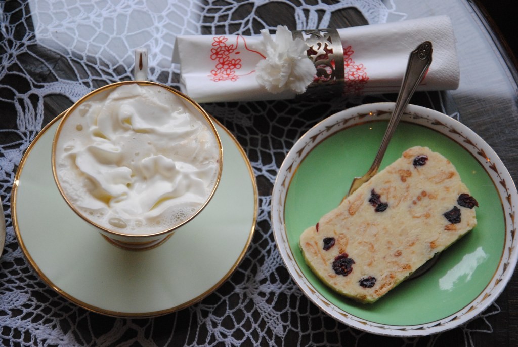 Dekoracje, Dom prawie gotowy na Święta :) - ...a Kasia rozpieszcza w ten weekend białym blokiem z żurawiną :)