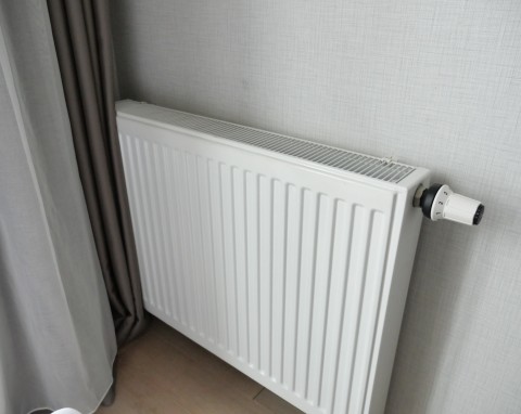 Grzejnik będzie dawał więcej ciepła, a rachunki się obniżą. Prosty trik dla każdego