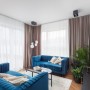 Domy i mieszkania, Apartament dla rodziny w sercu Wrocławia - Ściany w salonie są białe, co w połączeniu z eleganckimi sztukateriami nadaje wnętrzu niezwykle szykownego charakteru. Mocnymi elementami salonu, które natychmiast przyciągają wzrok, są dwie welurowe kanapy w kolorze głębokiego błękitu. Z kolei minimalistyczne czarne meble wprowadzają do wnętrza klimat rodem z epoki art déco.
Klienci doceniają realizowany przez Grupę Rosmarino projekt Nowe Centrum Południowe, co najlepiej obrazuje bardzo dobra sprzedaż mieszkań w ramach tej inwestycji.  W zrealizowanych dotychczas trzech etapach Nowego Centrum Południowego powstało łącznie 751 mieszkań, z których 744 znalazły już swoich właścicieli. W przygotowaniu jest kolejny – czwarty etap inwestycji, który już w tej chwili budzi duże zainteresowanie naszych klientów.