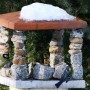 Ogród, Ogrodowe dekoracje - latarenka " japońska " zimą służy za karmnik
