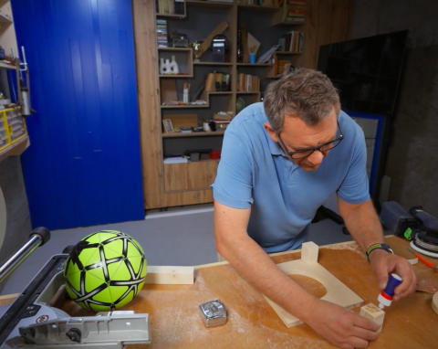 Najlepszy prezent DIY dla młodego kibica. Darek Stolarz podpowiada, jak zrobić stojak na piłkę nożną