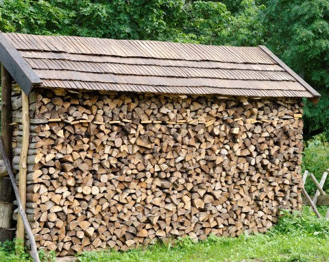 Jak suszyć drewno do kominka? Domowe metody suszenia