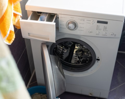 Bez octu czy sody oczyszczonej. Jedną tabletką pozbędziesz się nieprzyjemnego zapachu z pralki