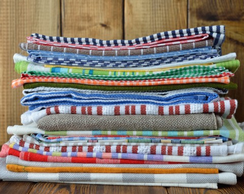 Ścierki kuchenne pachnące i czyste jak łza. Ta stara metoda prania nie zawodzi