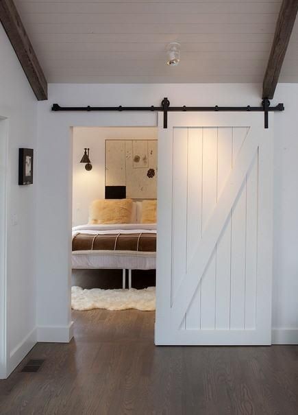 Pozostałe, pomysł na drzwi w stylu rustykalnym - białe drzwi do sypialni