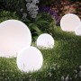 Taras, Słoneczny taras ze strefą relaksu - Lampy ogrodowe w kształcie kuli Cumulus