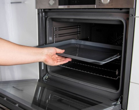 Zamroź, a potem wyczyść ruszt piekarnika. Będzie błyszczał jak z fabryki