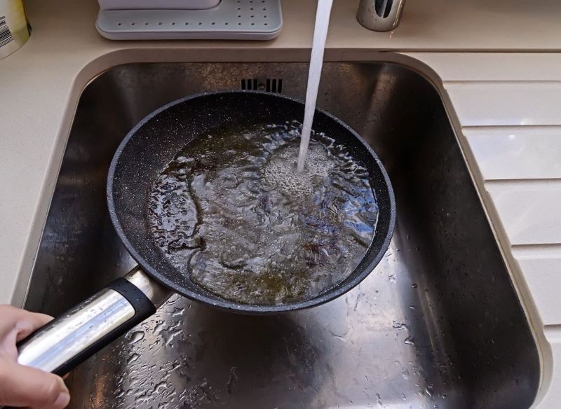 Patelnie z powłoką non-stick lepiej myć ręcznie.