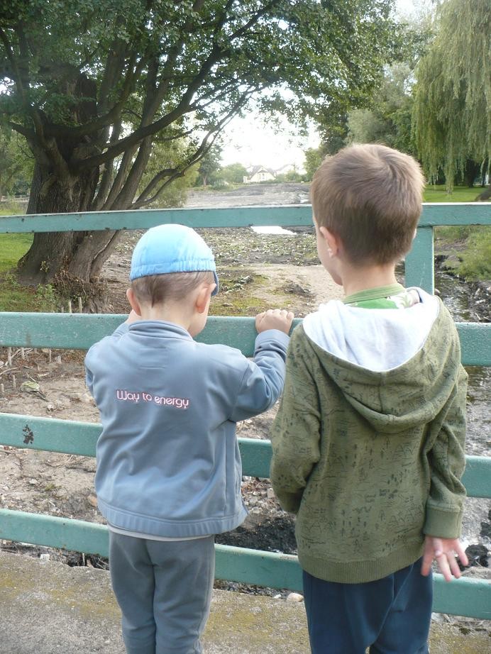 Pozostałe, Jeszcze sierpniowa ..........wciąż letnia i wakacyjna........... - ............i widok na staw z mostku ...........i moje Maluchy na spacerze ...........