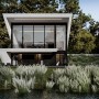 Pozostałe, RE: VMAX HOUSE – zaskakujący projekt pracowni REFORM Architekt - Odwrócone funkcje – sypialnia na dole!
Inwestor wymarzył sobie dom, który będzie robił co najmniej takie wrażenie, jak jazda najwyższej klasy, luksusowym samochodem. Przysłowiowy efekt „wow” odczuwany jest dopiero po odpaleniu silnika, gdy rozpędzając się do maksymalnej prędkości, wbija nas w fotel. To porównanie idealnie oddaje specyfikę projektu RE: VMAX HOUSE, który stopniowo piorunuje wrażeniem, gdy oczom ukazuje się rzeźba na tyłach domu.