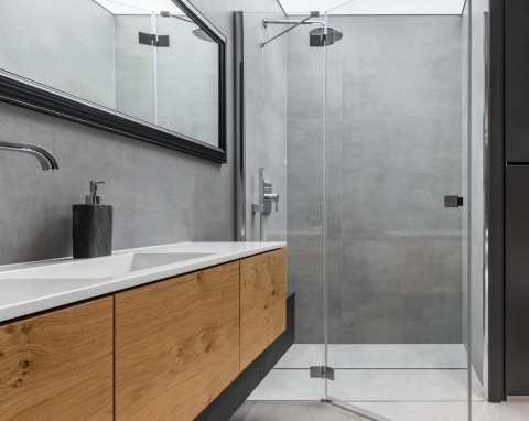 Już nie drogie i eleganckie płytki są najmodniejsze. Teraz to jest łazienkowy hit