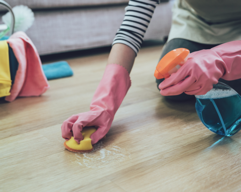Ocet cudotwórca, kurzące ściereczki i inne – 5 najpopularniejszych mitów na temat sprzątania