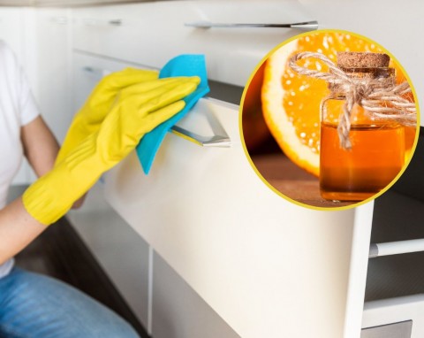 Jak usunąć lepki brud z szafek kuchennych? Niezawodne triki na pozbycie się tłuszczu z mebli