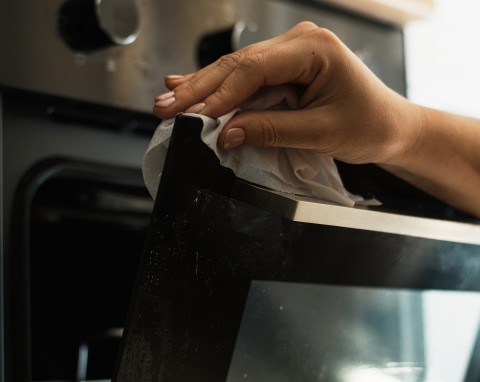Tłuszcz z szyby piekarnika schodzi niemal od ręki. Bez szorowania i używania środków ze sklepu