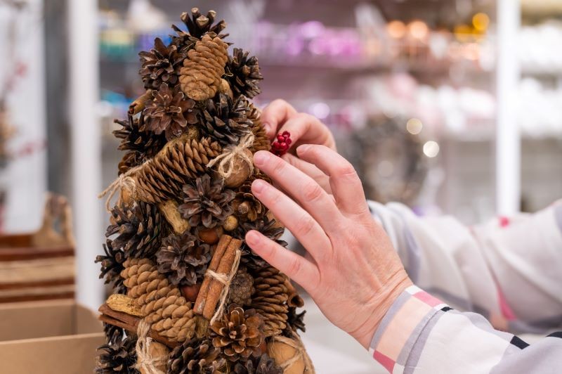 Szyszki przymocowujemy do stelaża za pomocą kleju na gorąco.