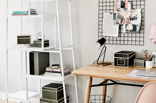 Gabinet, Home office - inspiracje - 5. Dobre światło to absolutny must have!
„Oświetlenie to kluczowy aspekt! Piękne, designerskie lampy stołowe i biurowe mogą posłużyć za oświetlenie Twojego home office. Lampa stołowa Matilda z kolekcji Westwing jest bardzo popularna wśród naszych pracowników”.