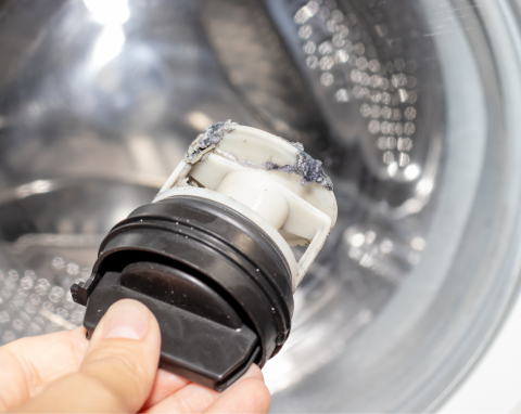 Prosty patent na czyszczenie filtra w pralce. Ubrania znów będą świeże i pachnące