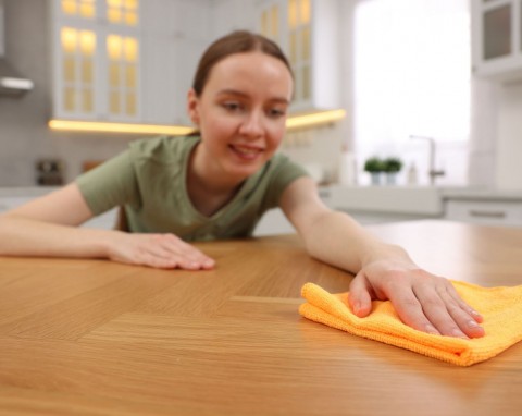 Zamiast wyrzucać, wysusz na kaloryferze i wykorzystaj. Poleruje meble i czyści brudne patelnie