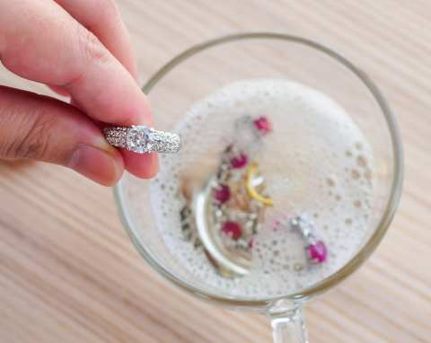 Żaden płyn od jubilera tak dobrze nie doczyści srebra. Kilka minut w kąpieli i biżuteria jak nowa