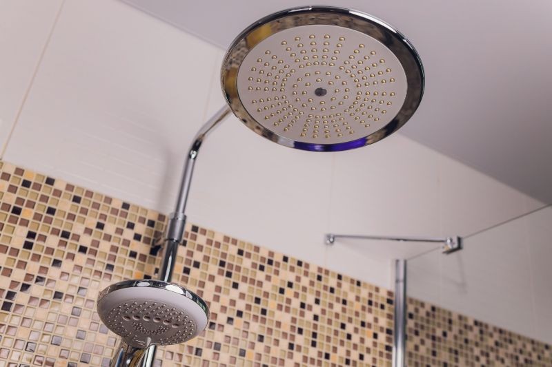 Do czyszczenia słuchawki prysznicowej wybierzmy delikatne środki zamiast drażniącej, silnej chemii.