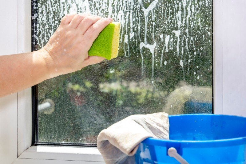 mycie okien jesienią