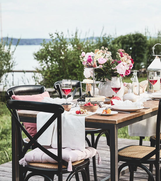 Ogród, Spotkajmy się w ogrodzie - perfekcyjne garden party w 5 krokach! - Kolorowe naczynia
Barwne podkładki, talerze i pojemniki to produkty, których nie może zabraknąć podczas letniego garden party. Wśród naszych propozycji znalazły się produkty wykonane z nowoczesnych tworzyw sztucznych, takich jak akryl czy melamina, które są lekkie, praktyczne i bezpieczne.