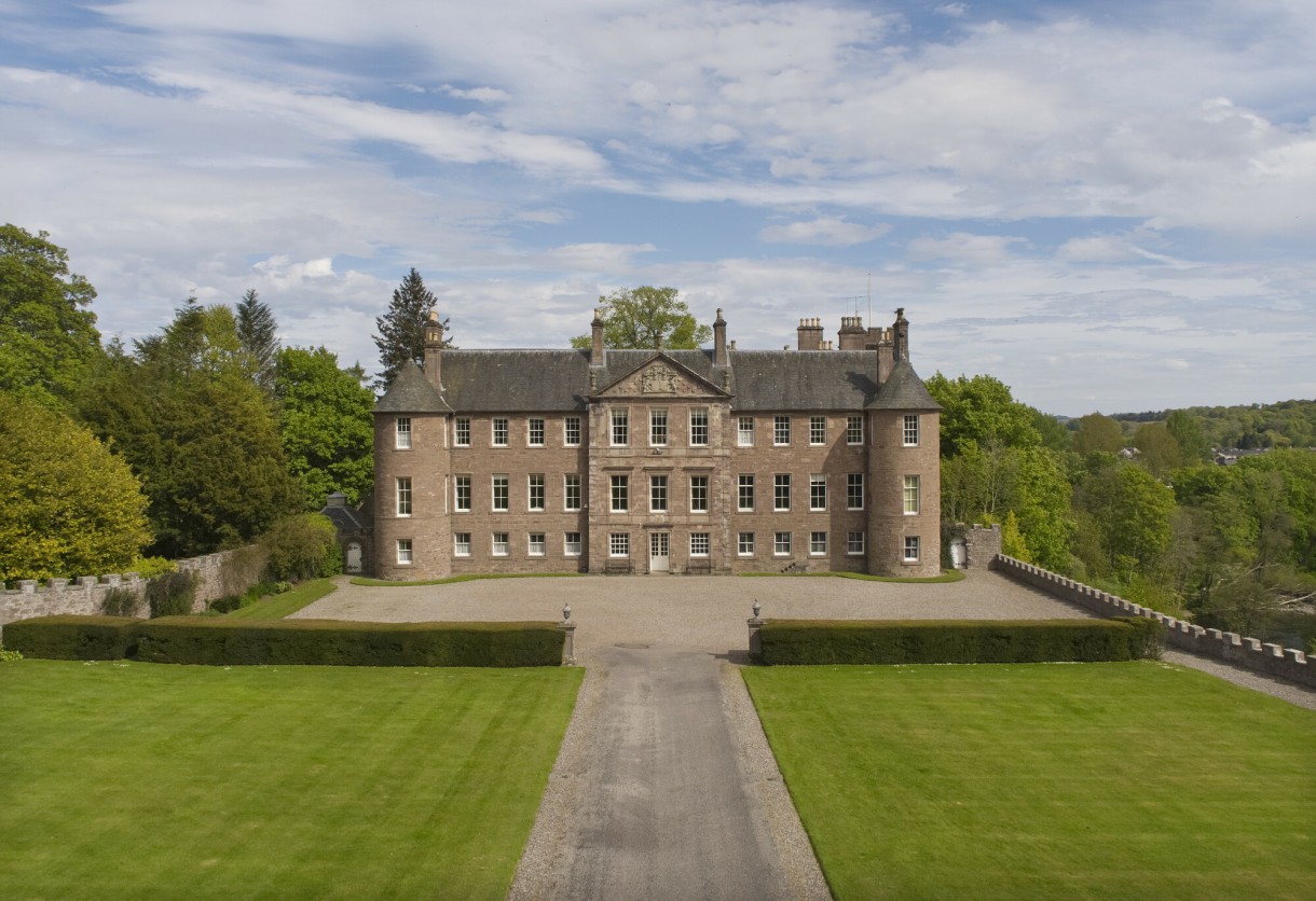 Domy i mieszkania, Królewski zamek w Szkocji na sprzedaż - Jeden z najbardziej znanych i historycznych zamków w Angus w Szkocji - Brechin Castle został wystawiony na sprzedaż. Budowla pochodzi z początku XVIII wieku.

Główny budynek został postawiony na znacznie starszej fortecy, należącej niegdyś do szkockich królów.

Fot. mediadrumworld.com/Savills/Media Drum/East News