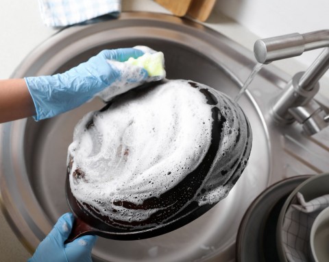 Porządnie wyczyścisz przypalony tłuszcz z patelni. I to bez drażniącej chemii