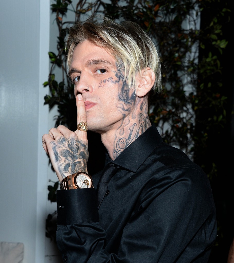 Domy i mieszkania, Aaron Carter wystawił swój dom na sprzedaż - Aaron Carter amerykański muzyk. W wieku dziewięciu lat nagrał swój debiutancki album studyjny zatytułowany Aaron Carter. Jego druga płyta długogrająca pt. Aaron's Party, ukazała się w 2000 roku. Rok później premierę miał jego trzeci krążek studyjny pt. Oh Aaron, a w 2002 roku – album zatytułowany Another Earthquake. W listopada 2009 roku brał udział w programie Dancing with the Stars.

źródło: Gilbert Flores/Broadimage/Broad Image/East News