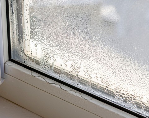 Wsyp do miseczki i postaw na oknie. Okna wreszcie przestaną parować, nawet podczas gotowania