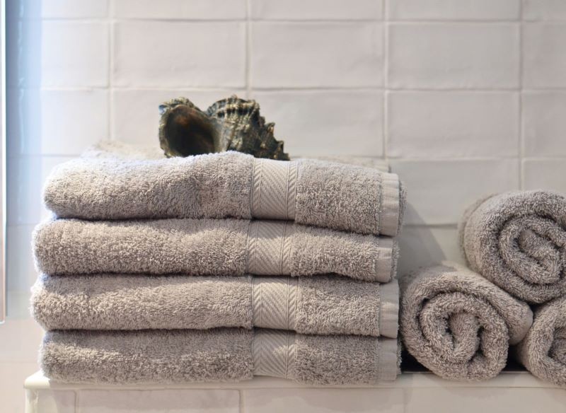 Wyeksponowane ręczniki mogą pięknie wyglądać w łazience.