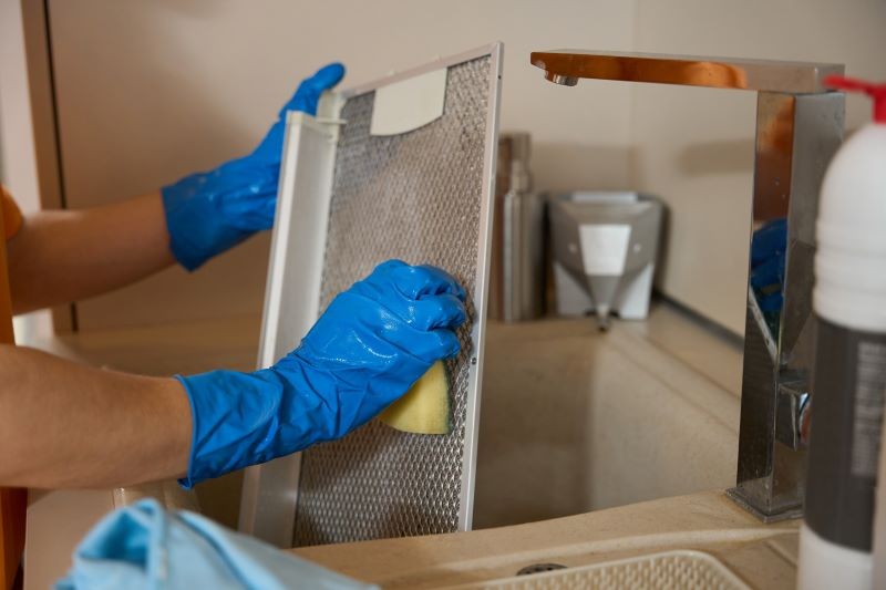 Domowa mieszanka pomoże w usunięciu lepkiego tłuszczu z aluminiowego filtra okapu.